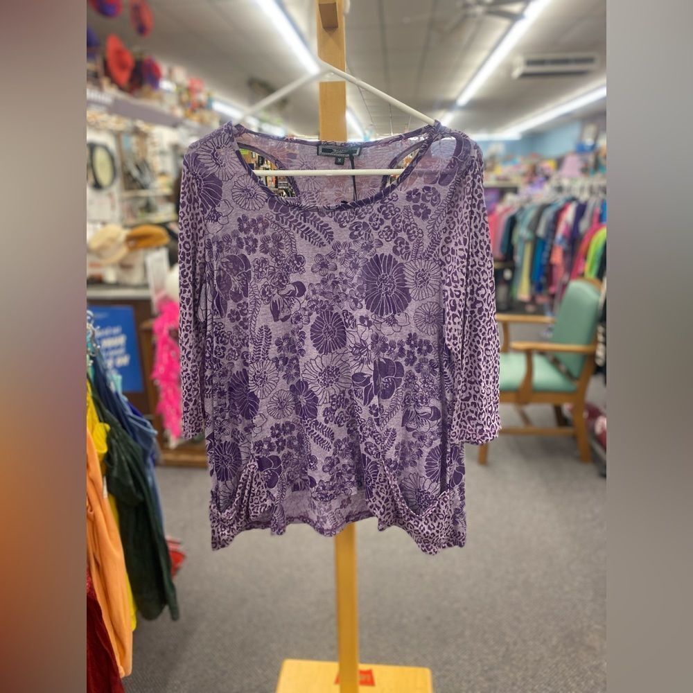 🛍️ New Zashi ladies M purple top with cheetah print and floral design